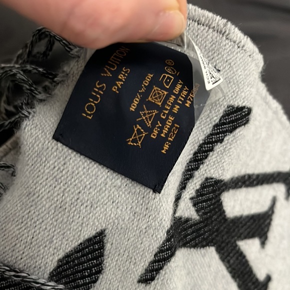 Authentic Simply LV scarf - Picture 5 of 6